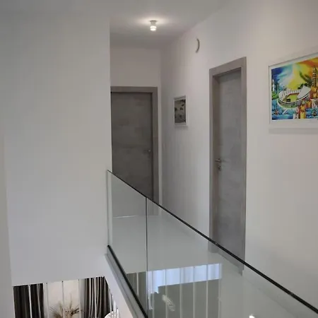 Lauvi Hotel *
