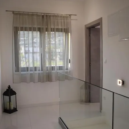 Lauvi Hotel *