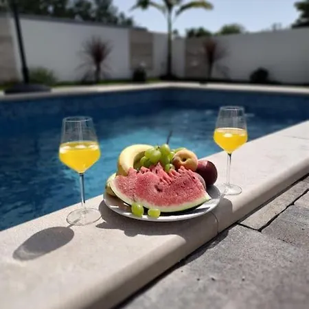Lauvi Hotel *