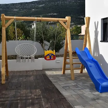 Lauvi Hotel *