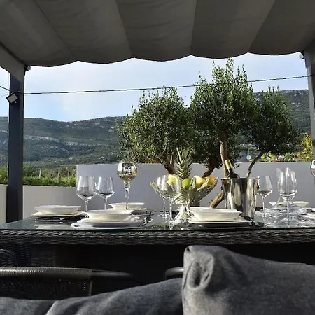Lauvi Hotel *